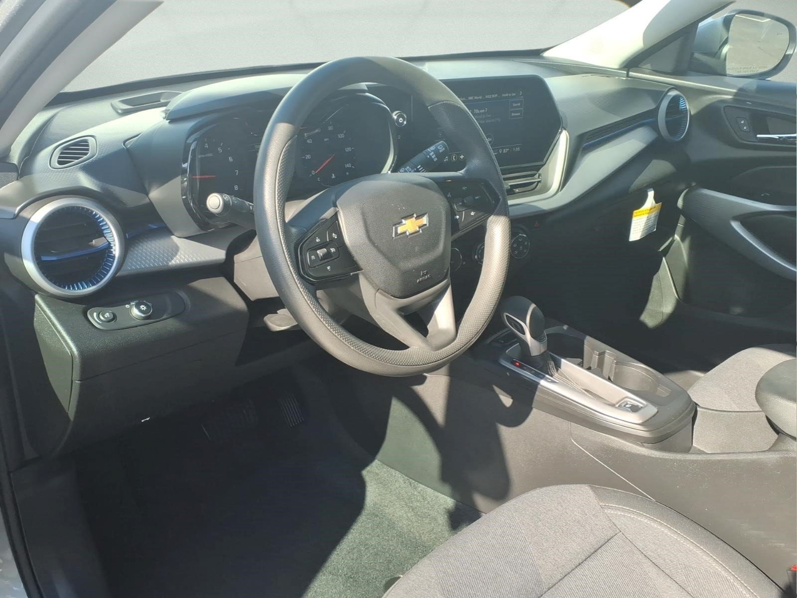 Used 2024 Chevrolet Trax LS w/ LS Convenience Package FWD image 7