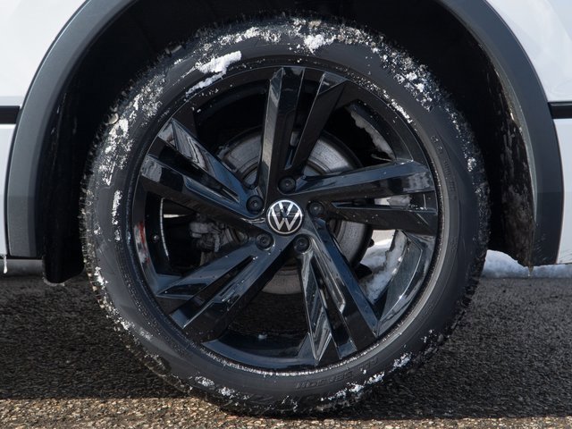 Certified 2024 Volkswagen Tiguan SE R-Line image 13