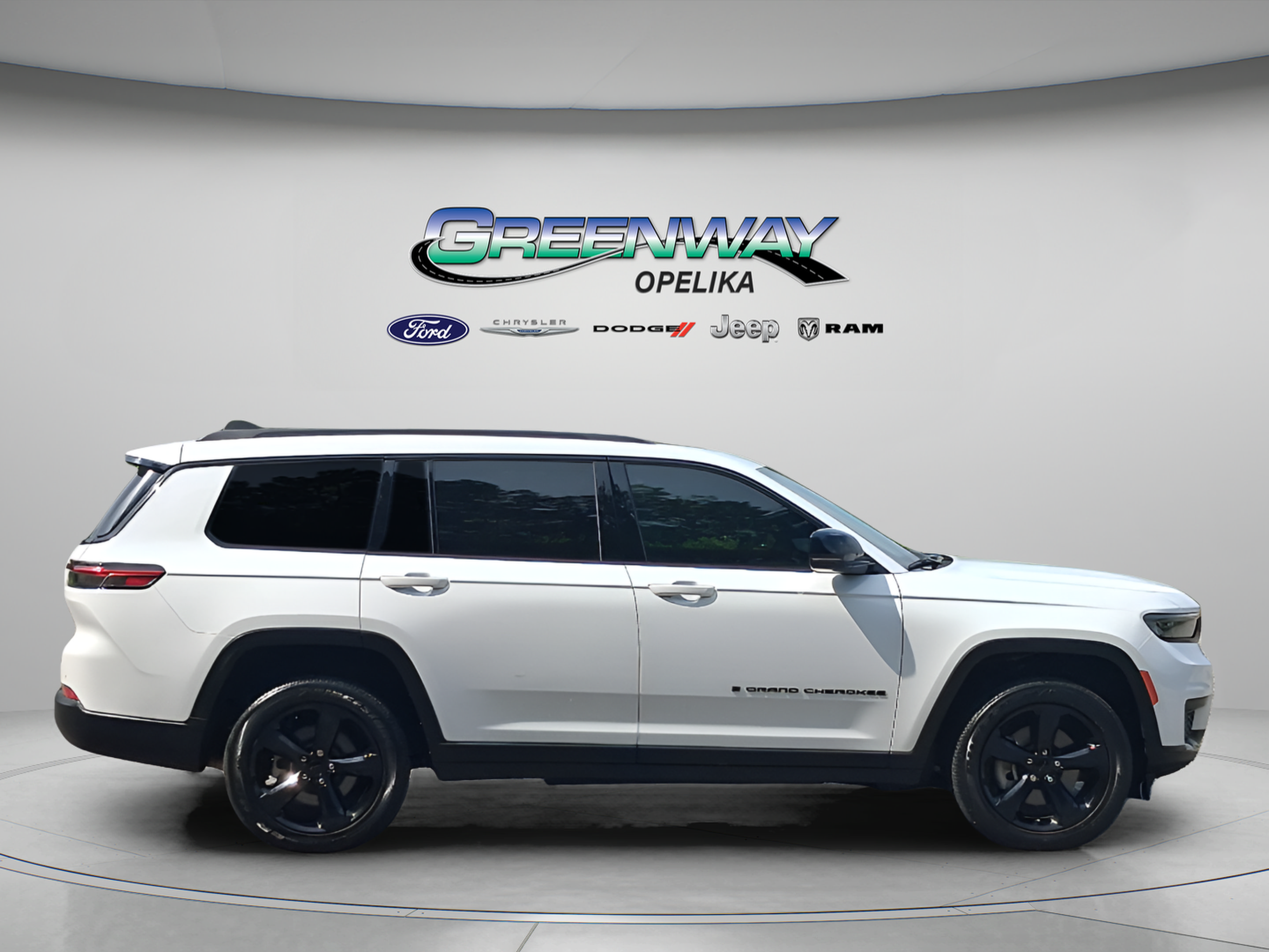 Used 2024 Jeep Grand Cherokee L Altitude RWD image 8