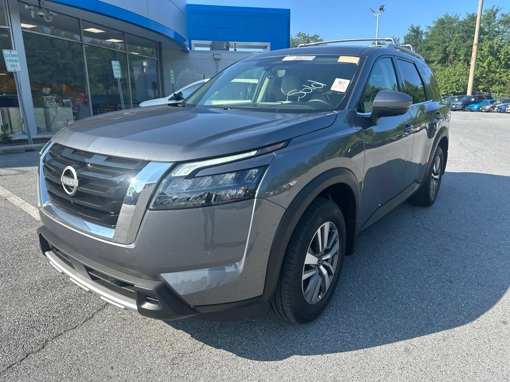 Used 2025 Nissan Pathfinder SL FWD image 1