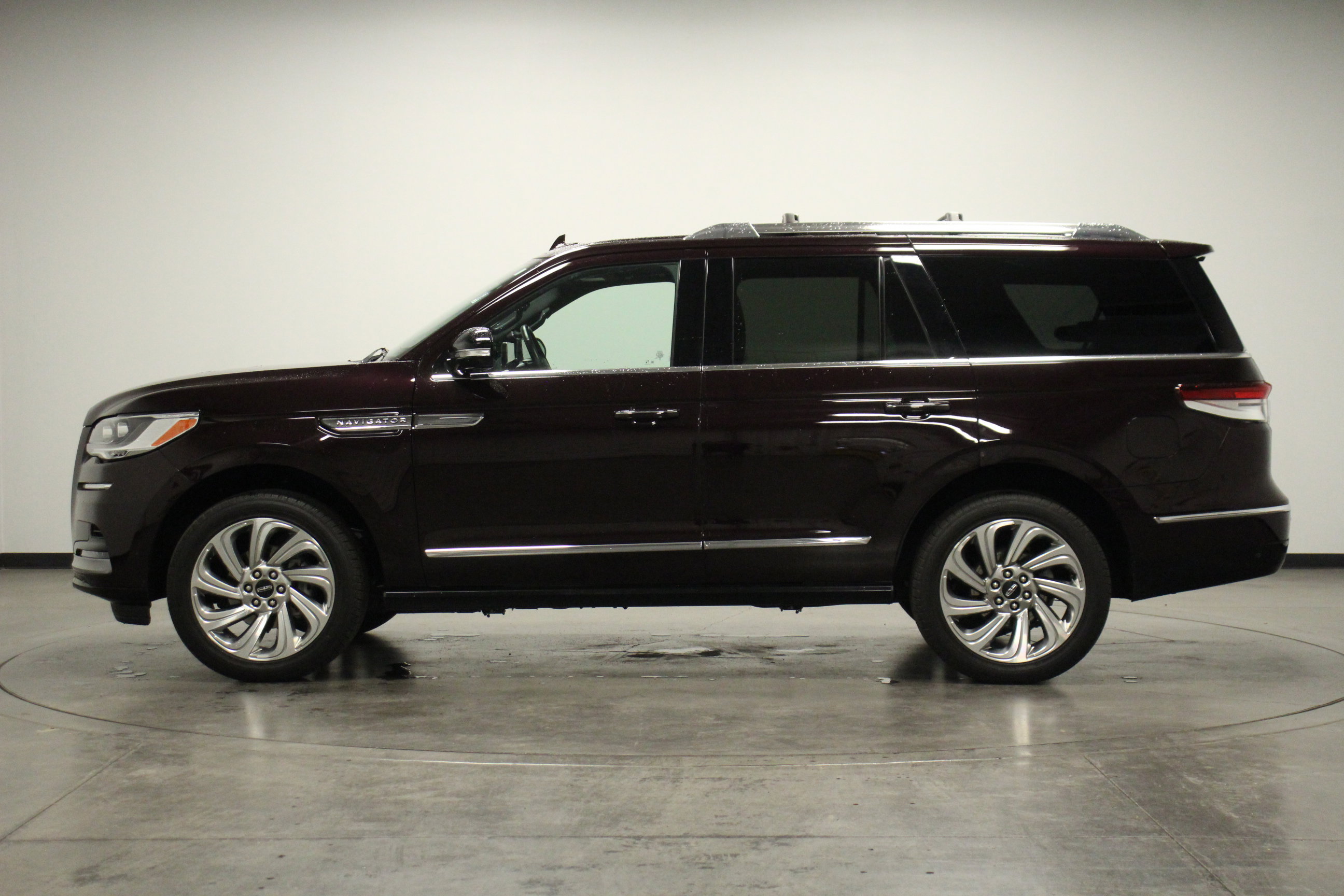 Used 2024 Lincoln Navigator Reserve AWD/4WD image 5