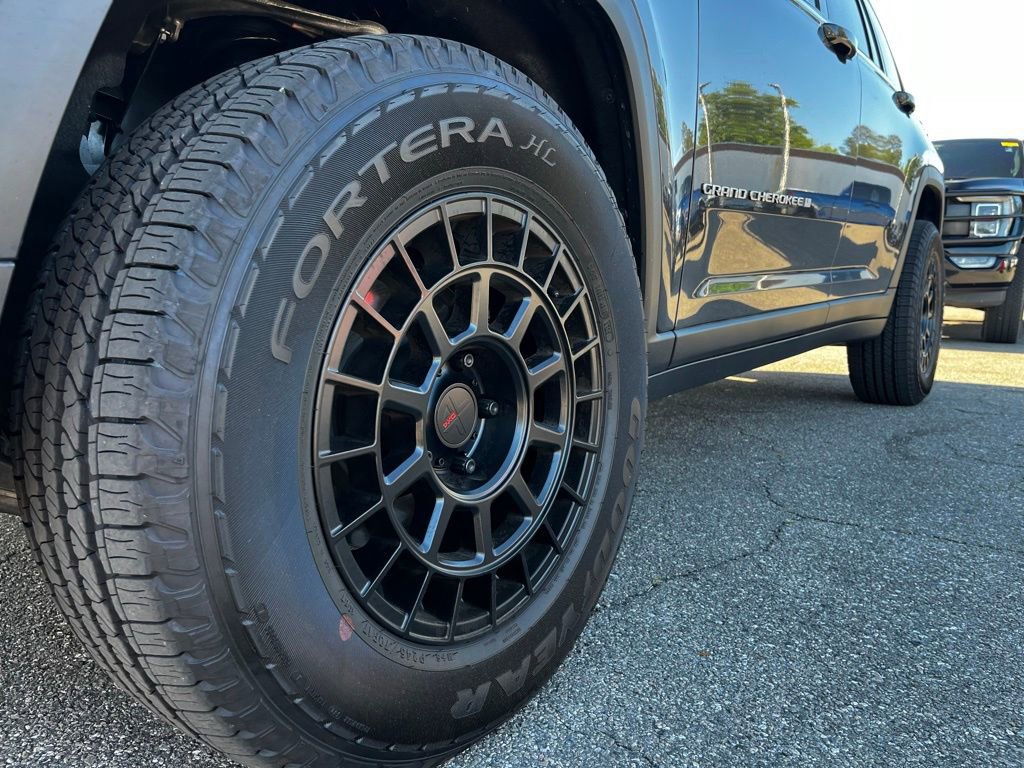 Used 2025 Jeep Grand Cherokee Laredo w/ Luxury Tech Group I image 7