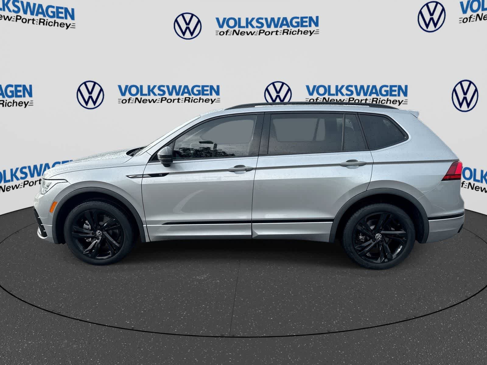 Used 2023 Volkswagen Tiguan SE R-Line FWD image 11