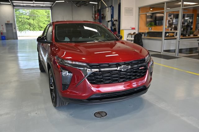 Used 2024 Chevrolet Trax RS w/ Driver Confidence Package FWD image 3
