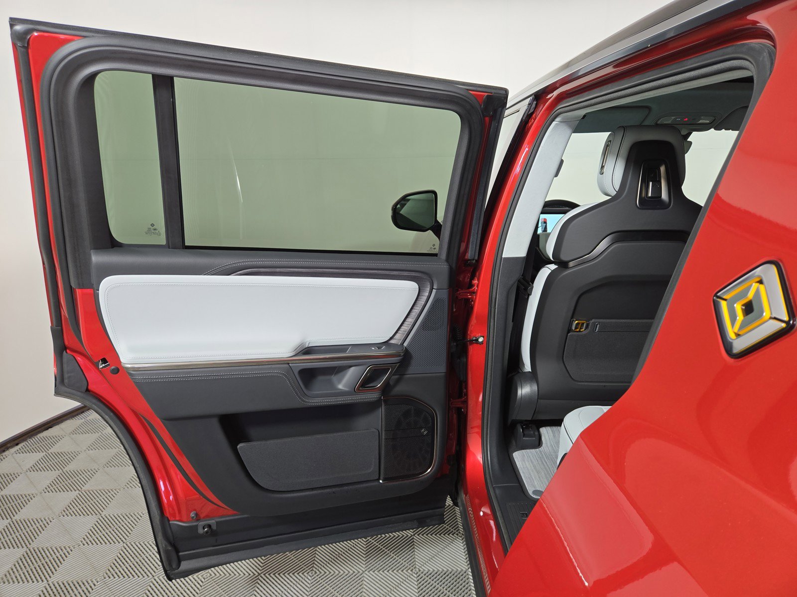 Used 2024 Rivian R1S Adventure AWD/4WD image 17