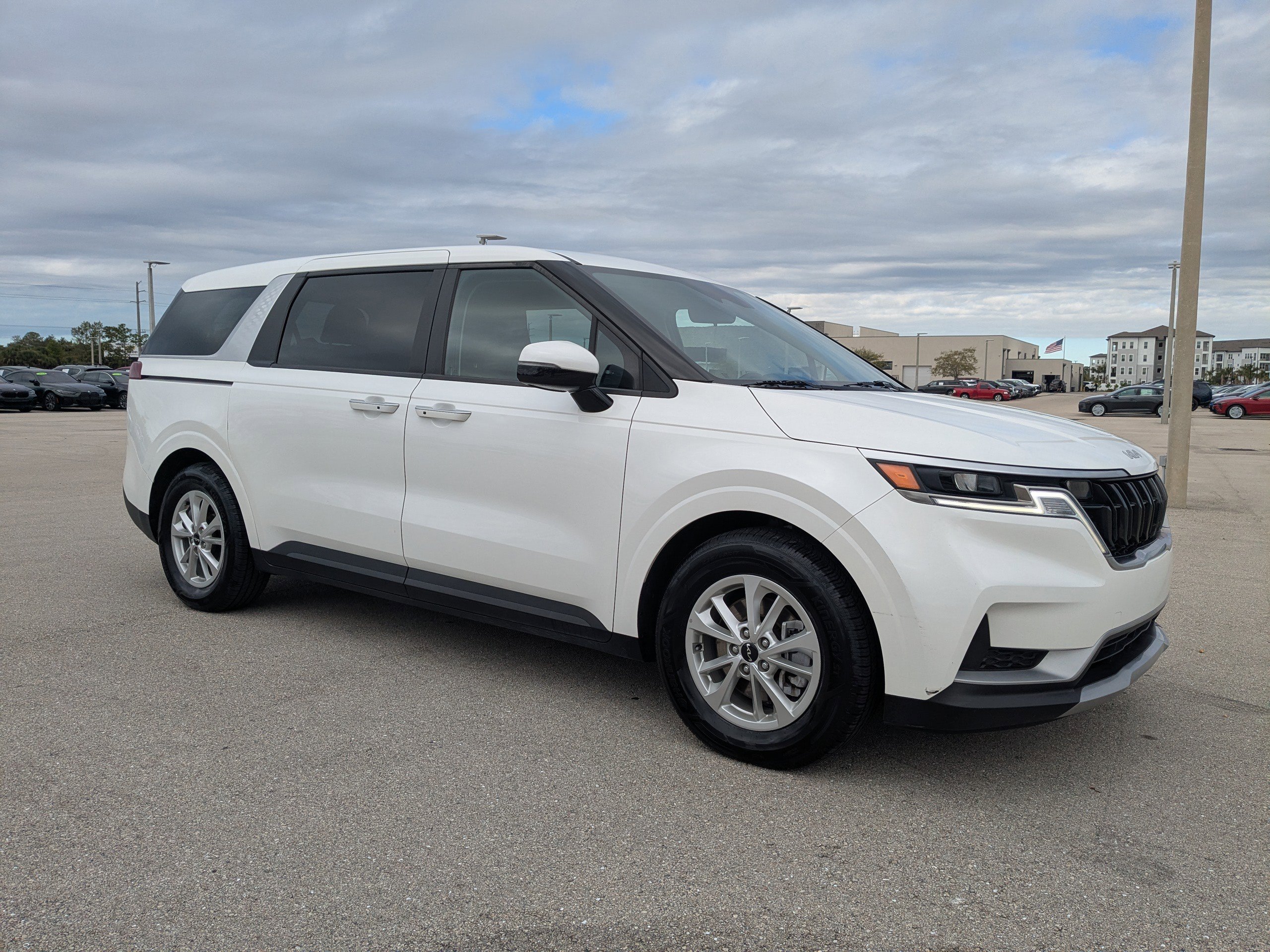 Used 2024 Kia Carnival LX image 2