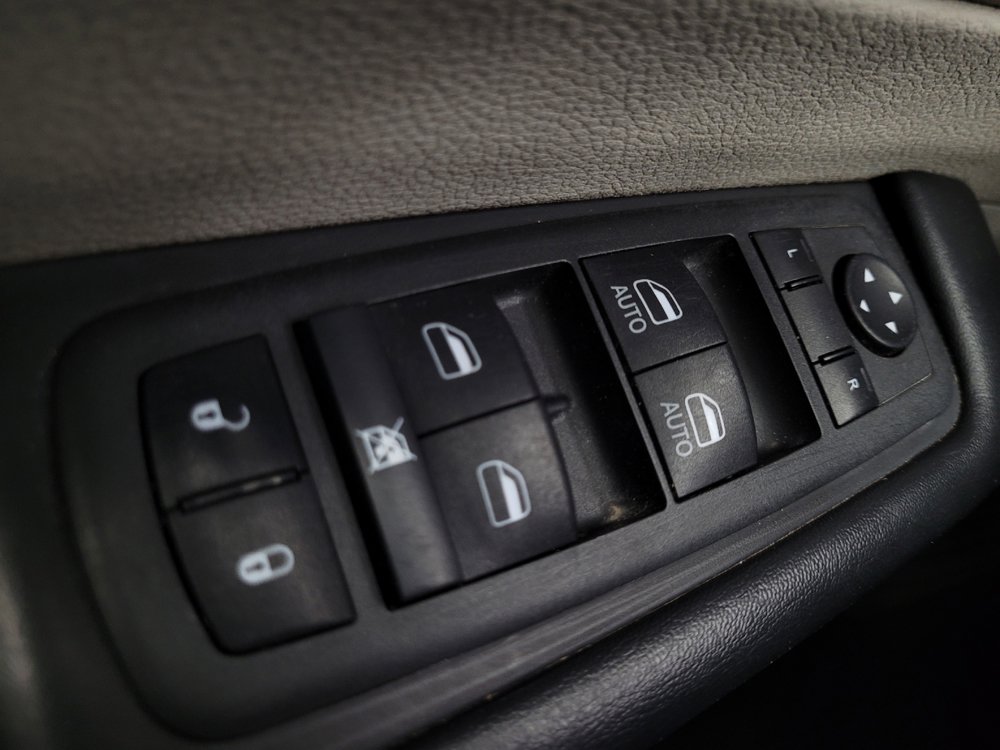 Used 2022 Chrysler Voyager LX image 27