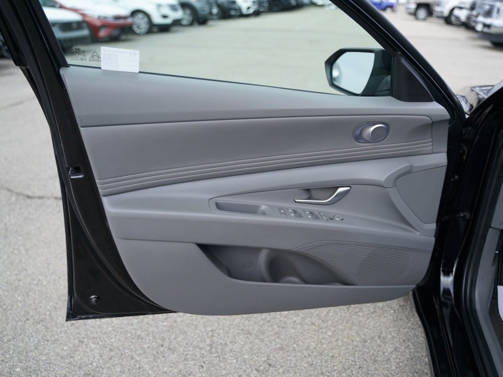 Used 2025 Hyundai Elantra SEL image 19