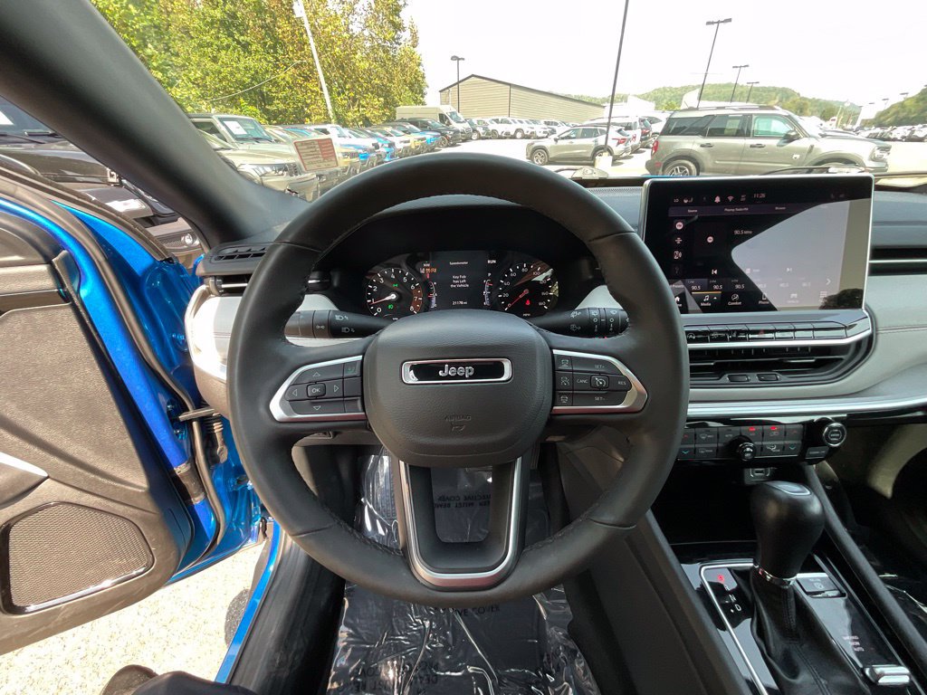 Used 2025 Jeep Compass Limited AWD/4WD image 10