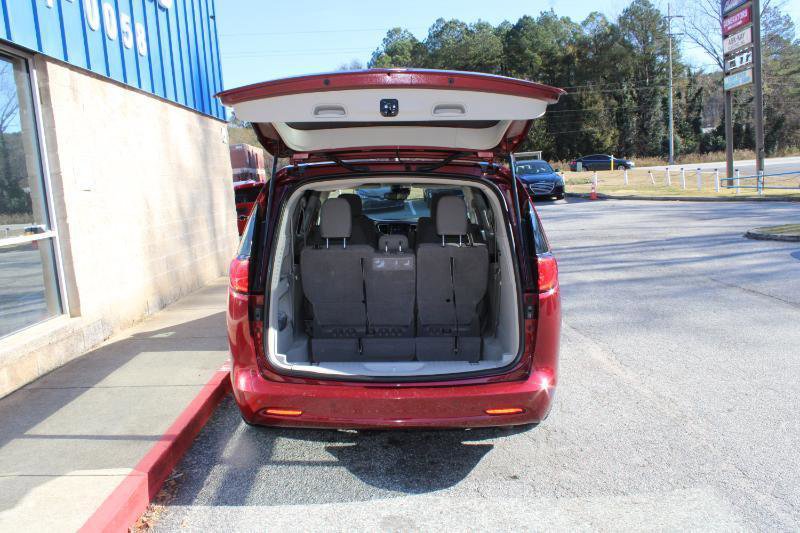 Used 2021 Chrysler Voyager LX image 17
