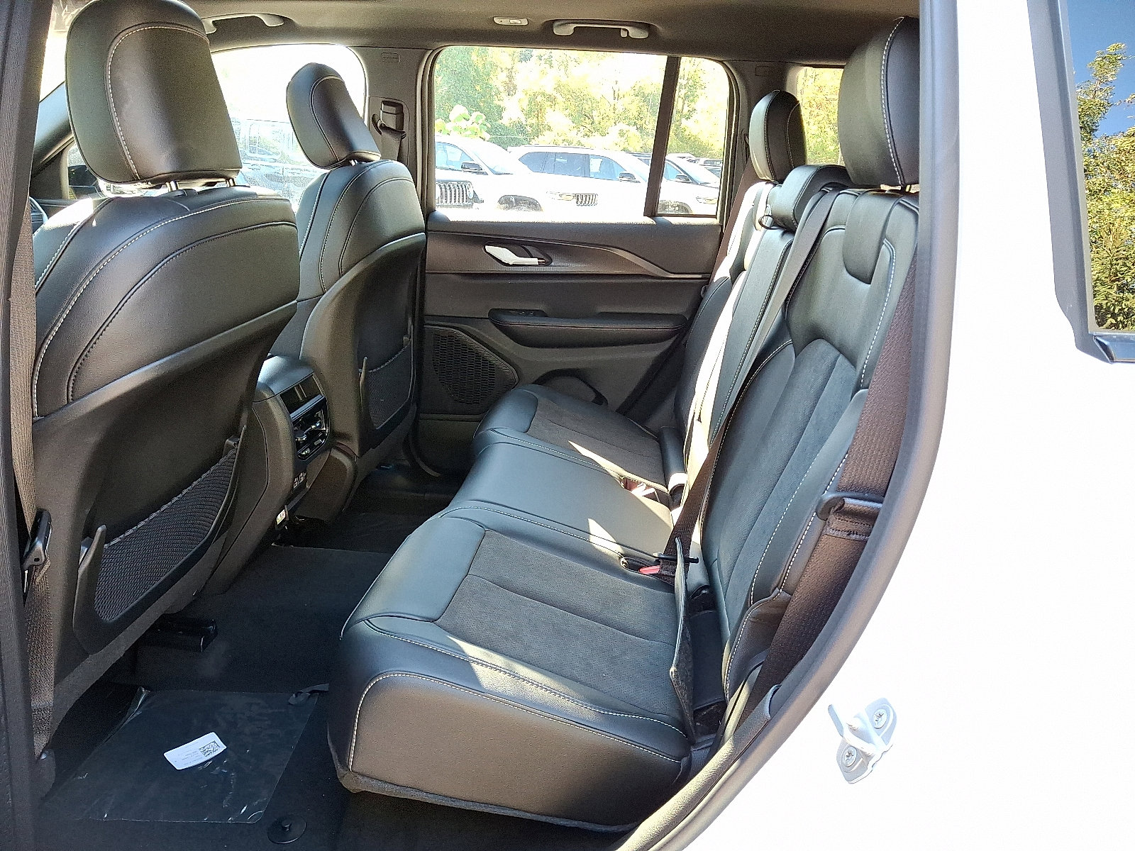 New 2025 Jeep Grand Cherokee Altitude image 6