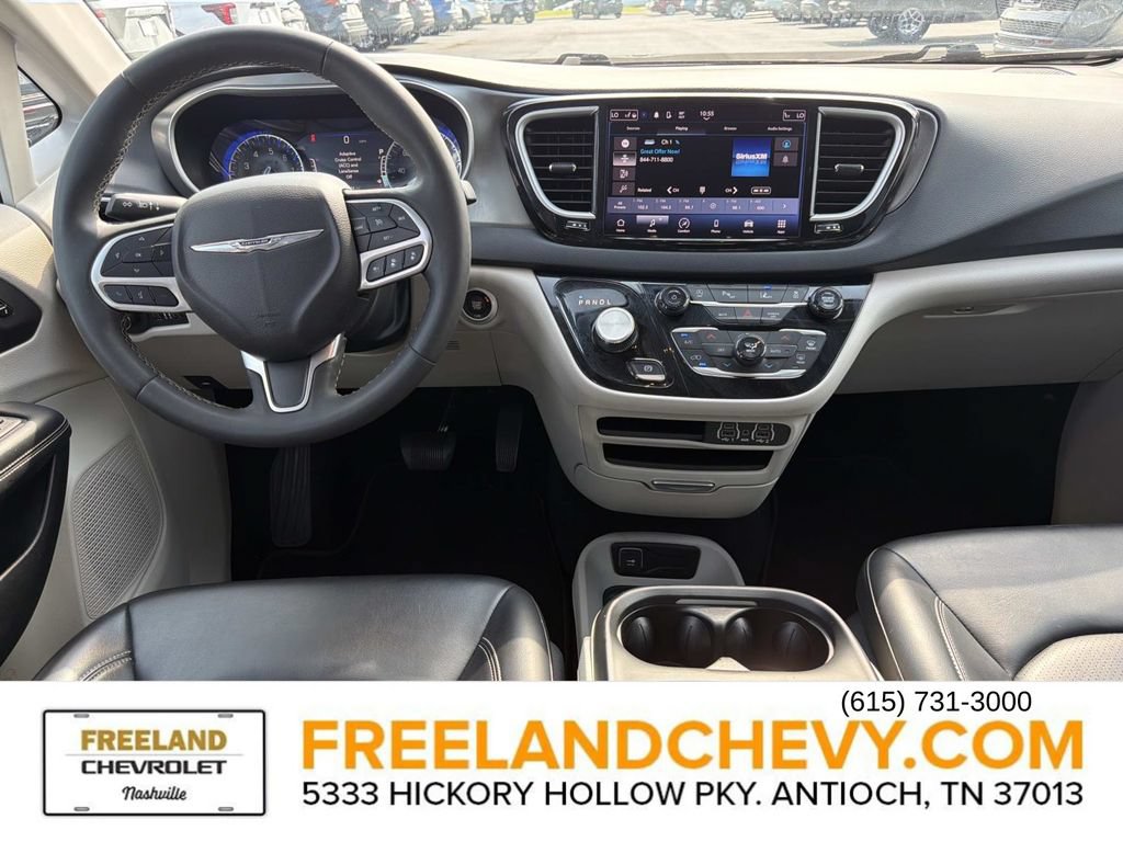 Used 2023 Chrysler Pacifica Touring-L FWD image 19