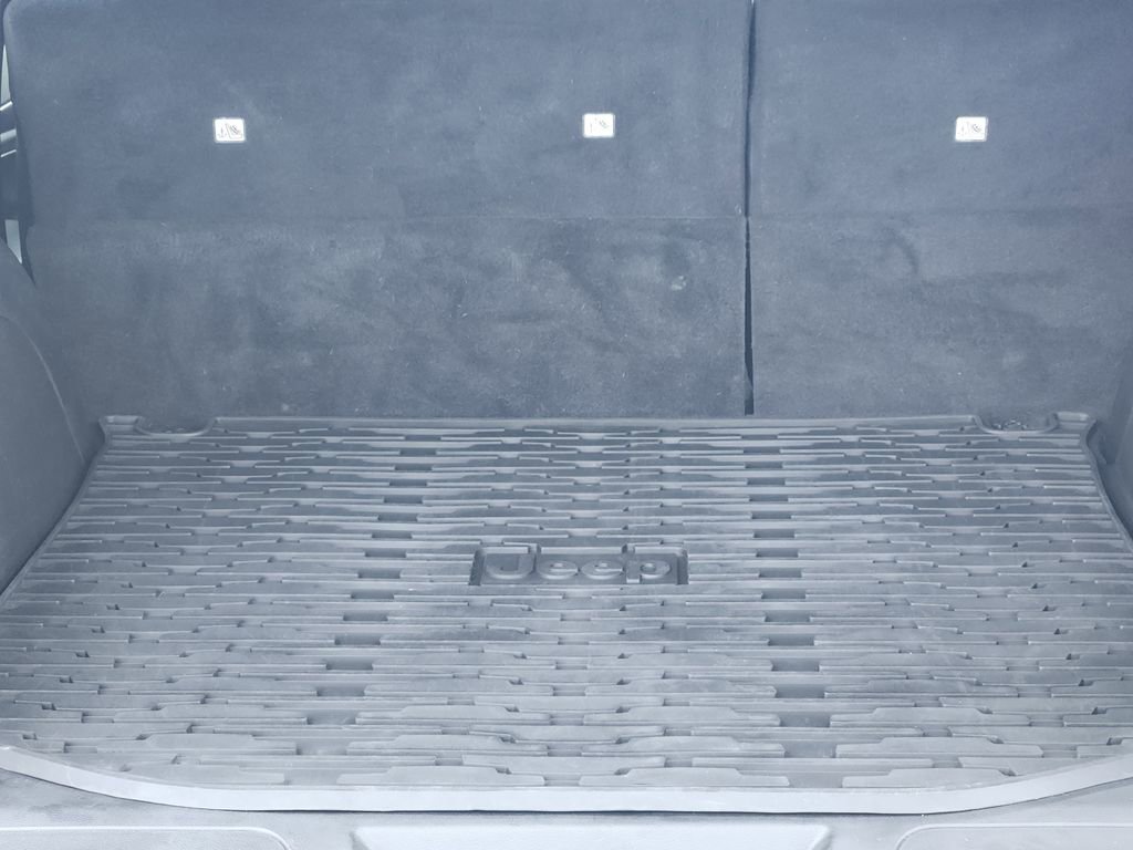 Used 2021 Jeep Grand Cherokee Laredo image 21