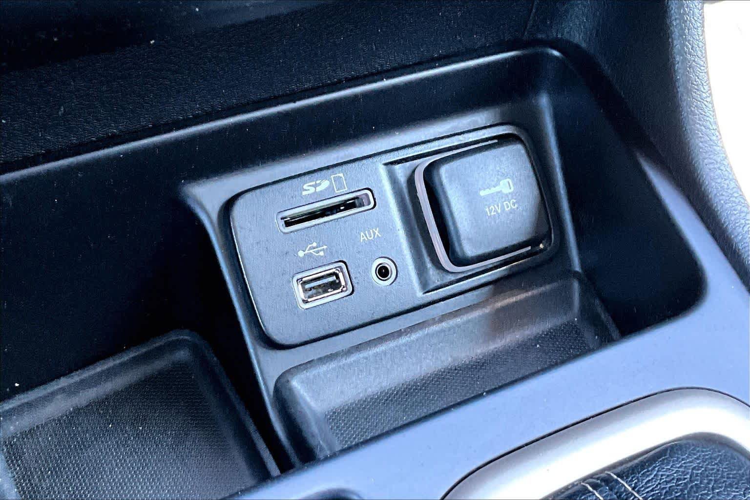 Used 2016 Jeep Cherokee Latitude FWD image 33