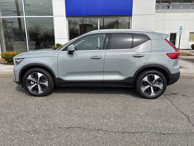Used 2025 Volvo XC40 B5 Plus image 2