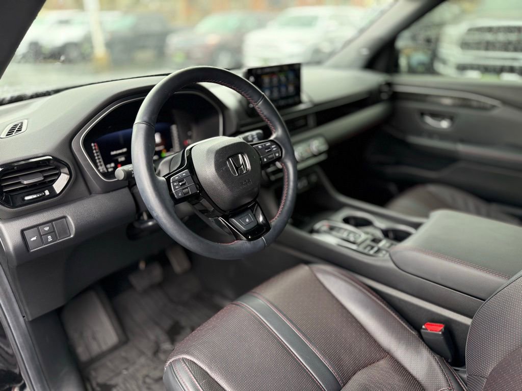 Used 2025 Honda Pilot Black Edition image 13