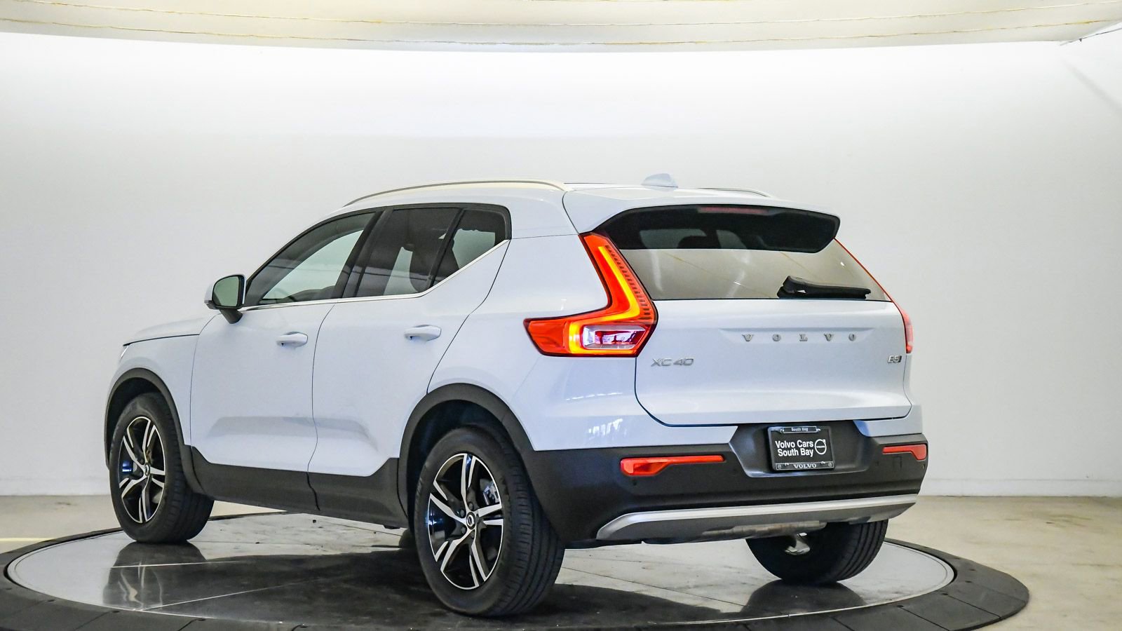 Certified 2025 Volvo XC40 B5 Core image 2