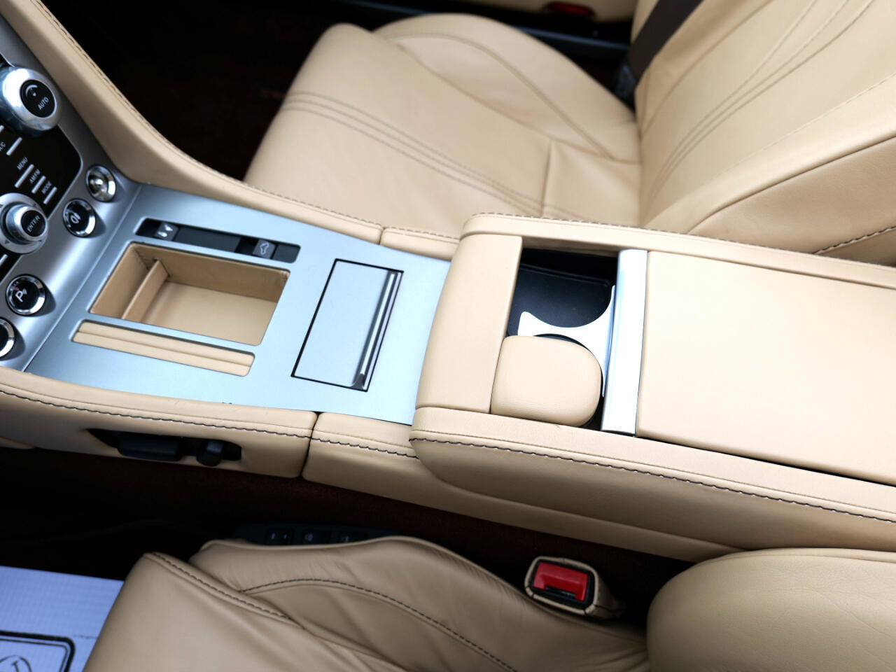 Used 2015 Aston Martin V8 Vantage S image 27