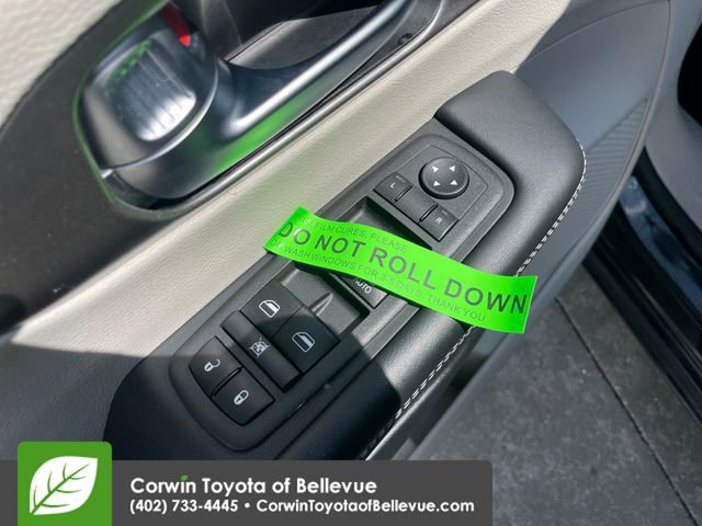 Used 2023 Chrysler Pacifica Touring-L image 19