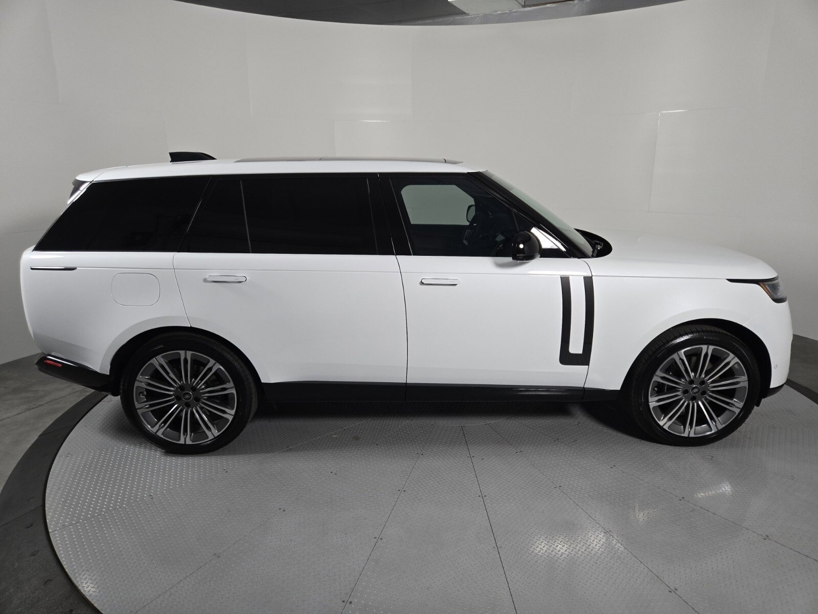 New 2025 Land Rover Range Rover Long Wheelbase SE image 16