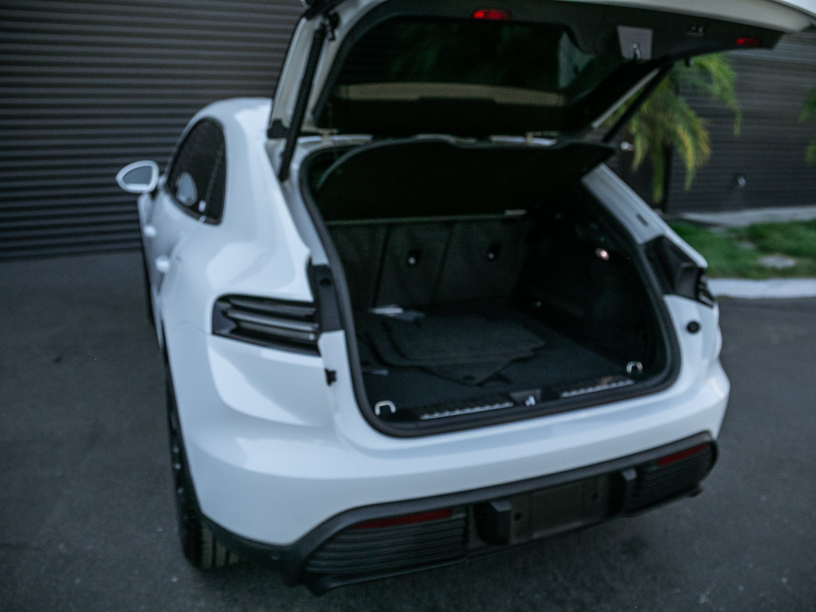 Certified 2025 Porsche Macan 4S Electric AWD/4WD image 25