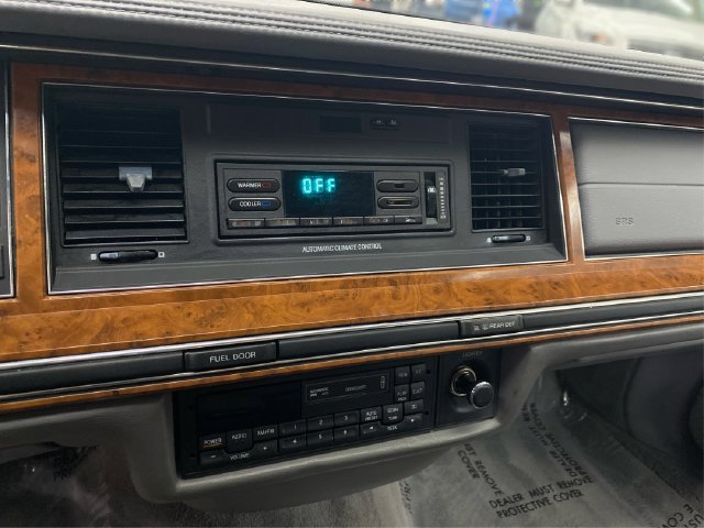 Used 1994 Lincoln Town Car Signature RWD image 29