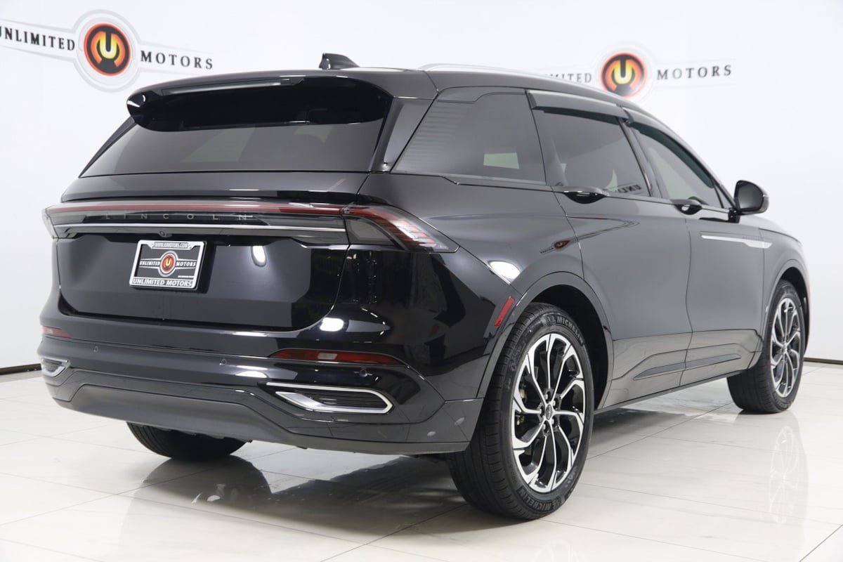 Used 2025 Lincoln Nautilus Reserve AWD/4WD image 3