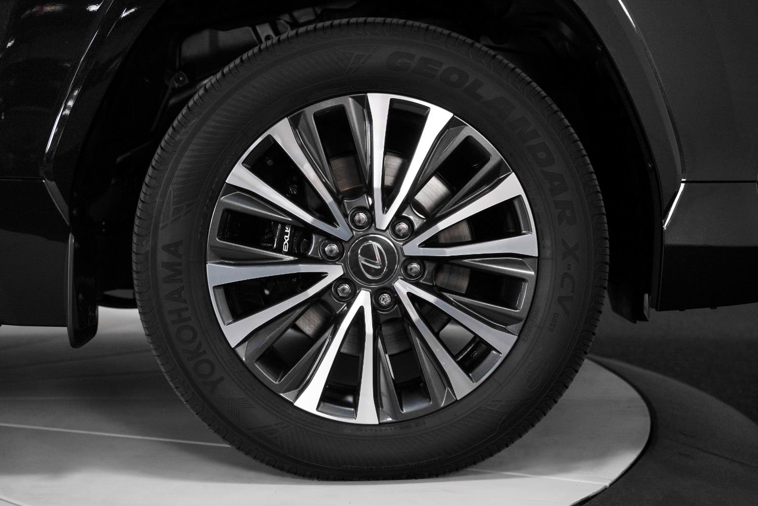 Used 2024 Lexus LX 600 4WD w/ Premium Package image 24