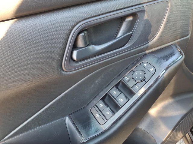 Used 2024 Nissan Rogue S AWD/4WD image 8