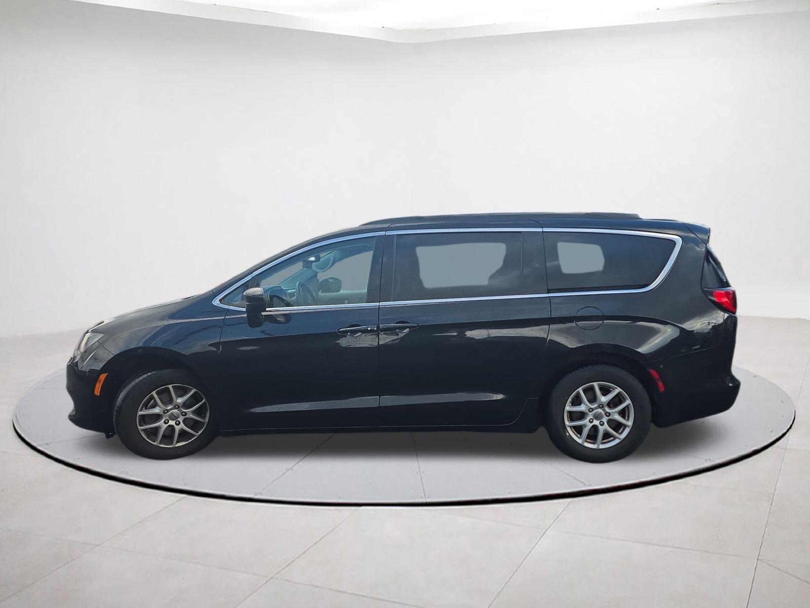 Used 2021 Chrysler Voyager Lxi image 4