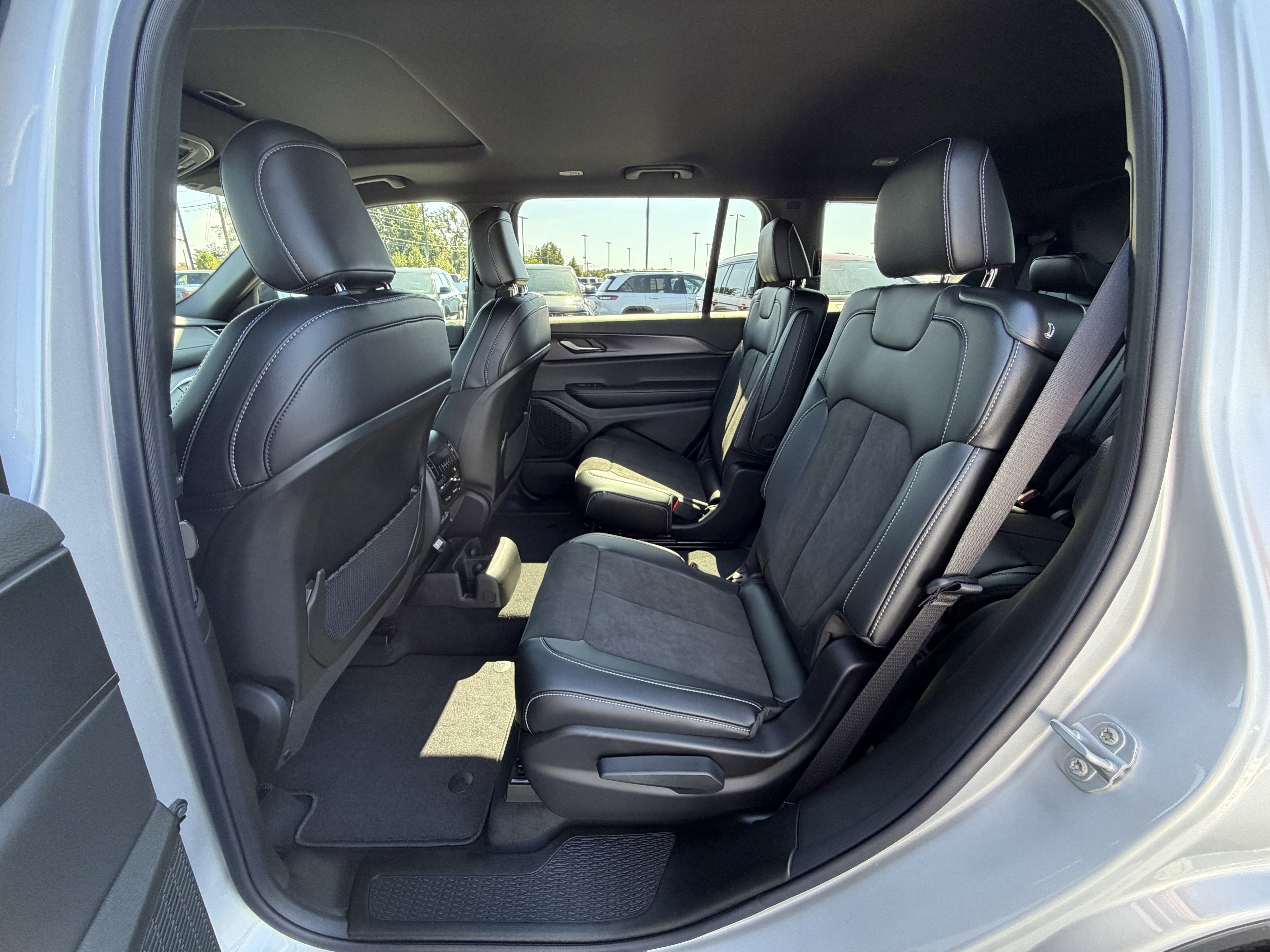 New 2025 Jeep Grand Cherokee L Altitude image 11