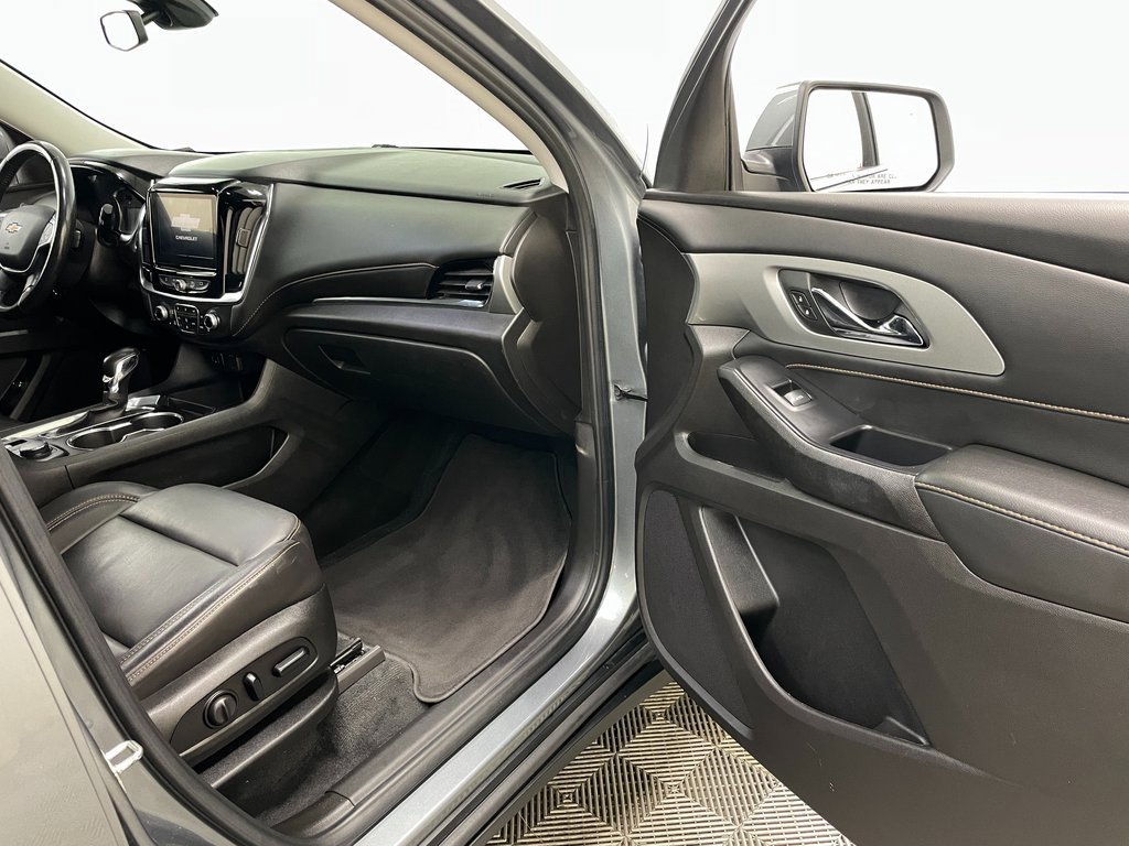 Used 2021 Chevrolet Traverse LT image 33