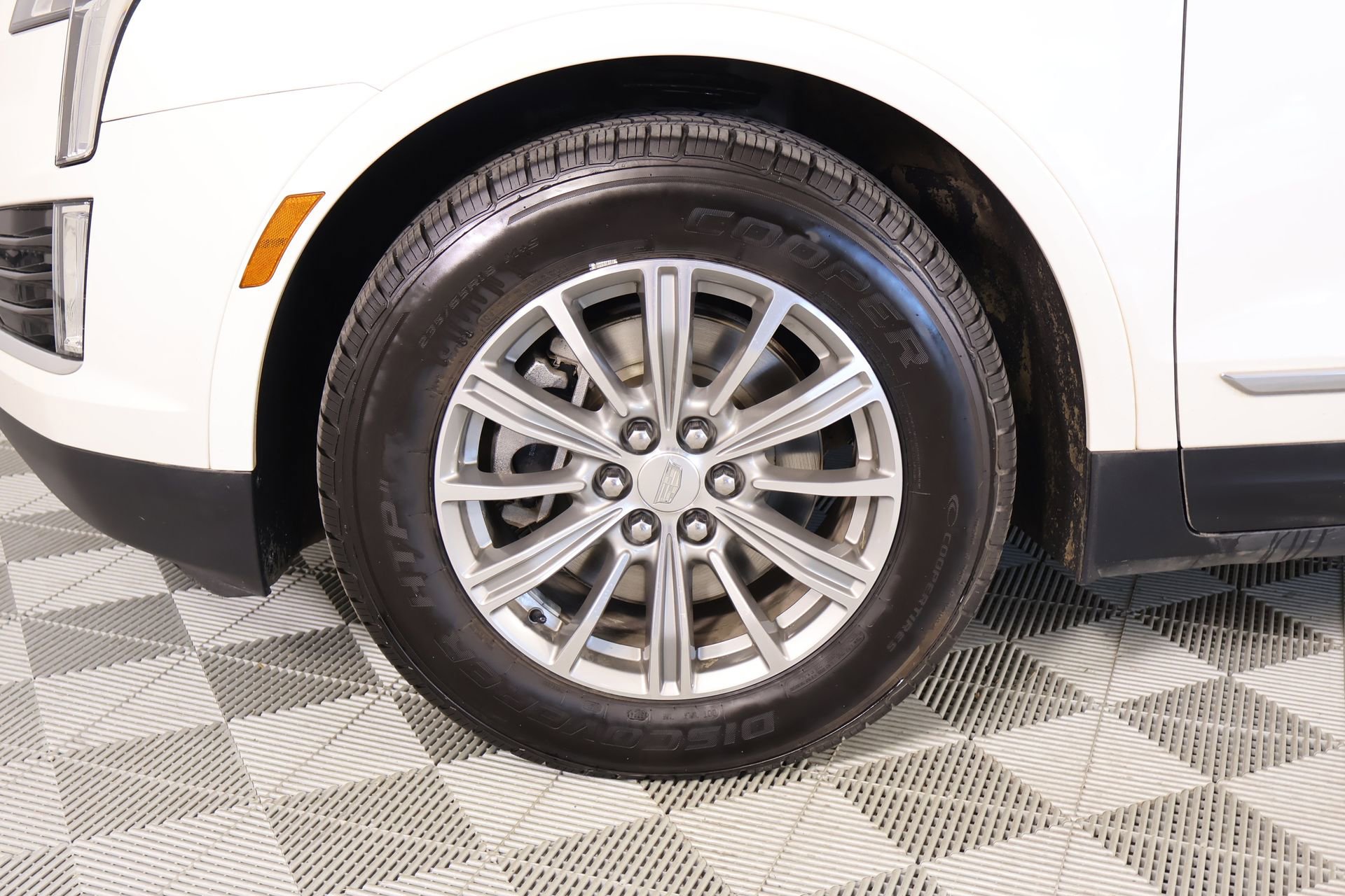 Used 2018 Cadillac XT5 Luxury w/ Driver Awareness Package image 19