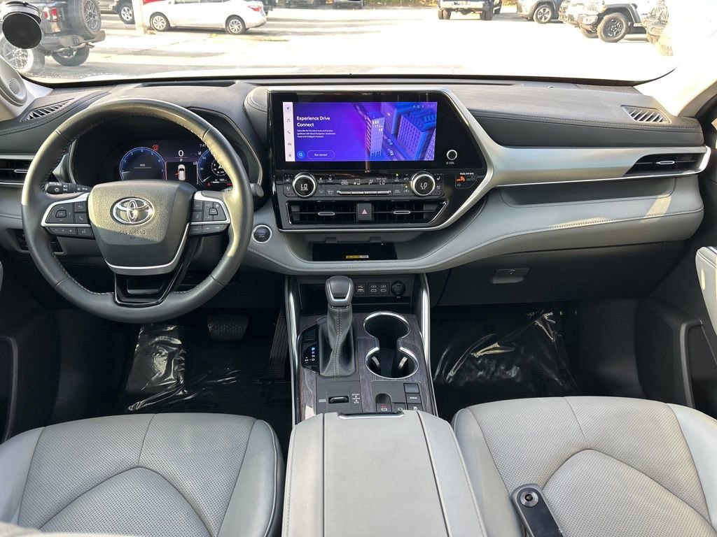 Used 2024 Toyota Highlander Platinum FWD image 34