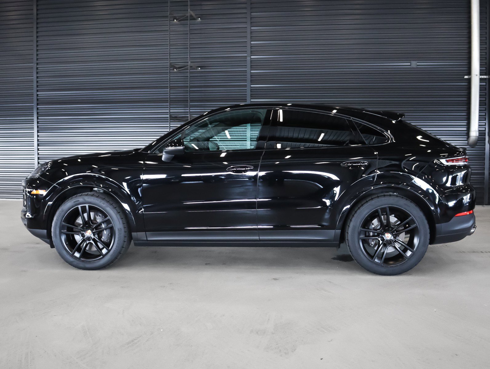 Used 2024 Porsche Cayenne Coupe AWD/4WD image 2