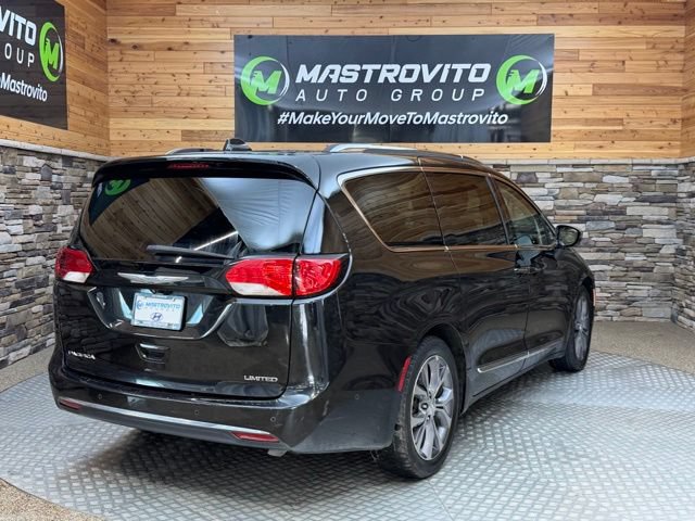 Used 2017 Chrysler Pacifica Limited w/ UConnect Theater Package FWD image 10