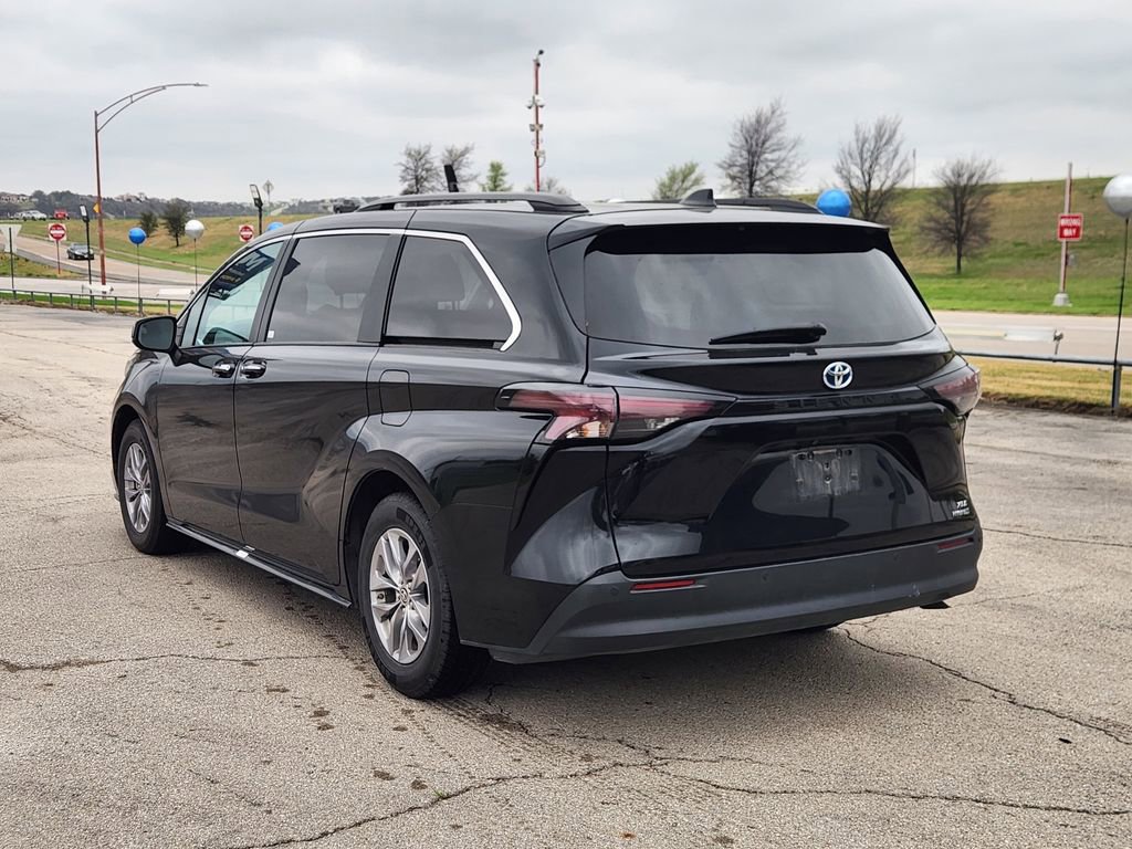 Used 2024 Toyota Sienna XLE image 3