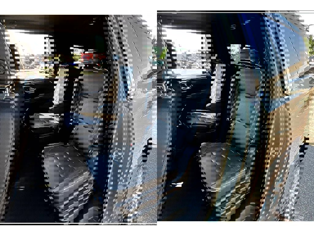 Used 2023 Chevrolet Suburban Premier image 28