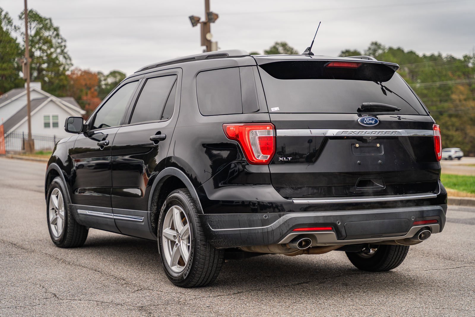Certified 2018 Ford Explorer XLT w/ Equipment Group 202A image 5