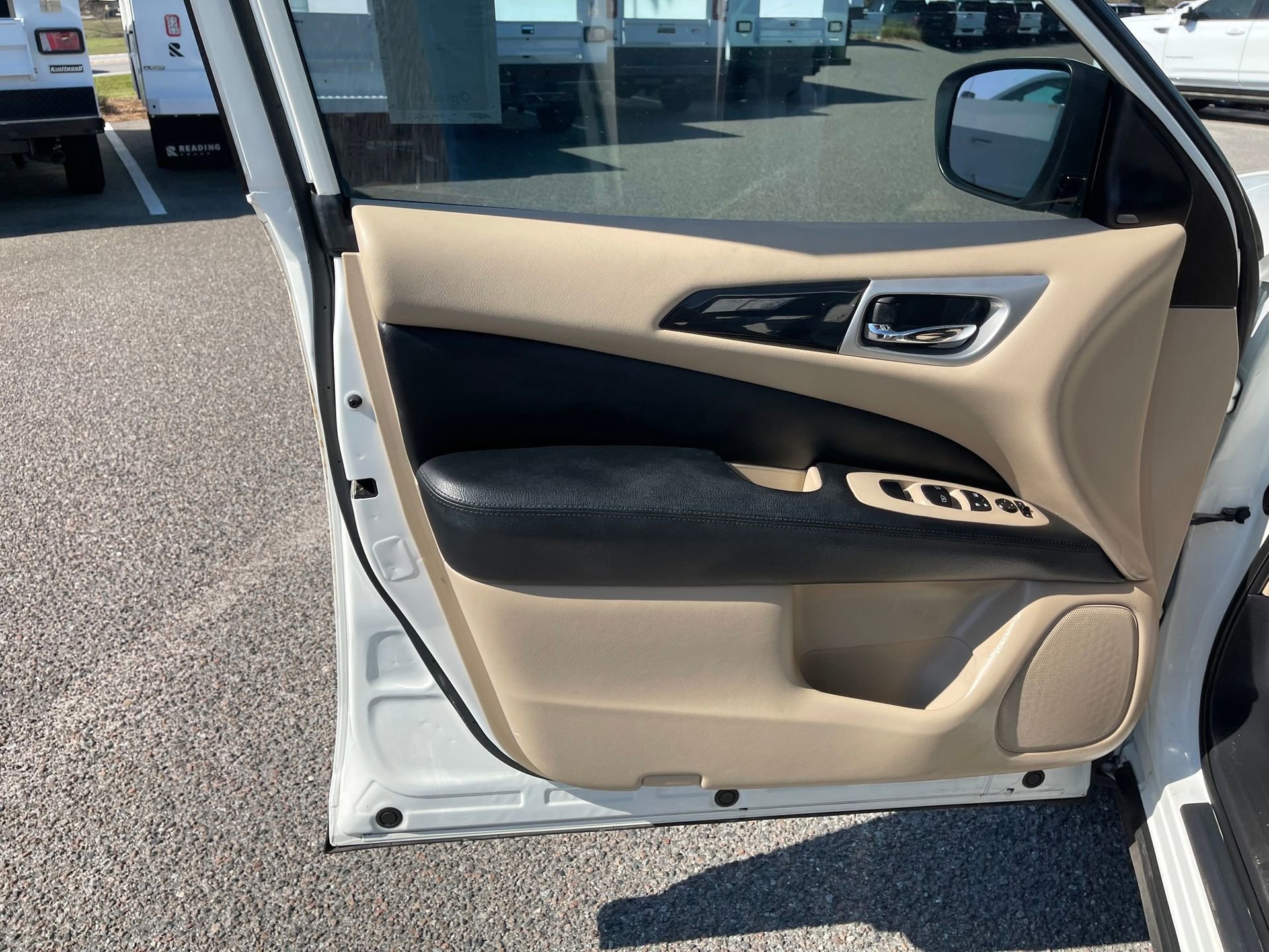 Used 2019 Nissan Pathfinder SV image 11