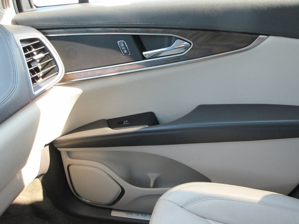 Used 2018 Lincoln MKX Reserve w/ Driver Assistance Package FWD image 34