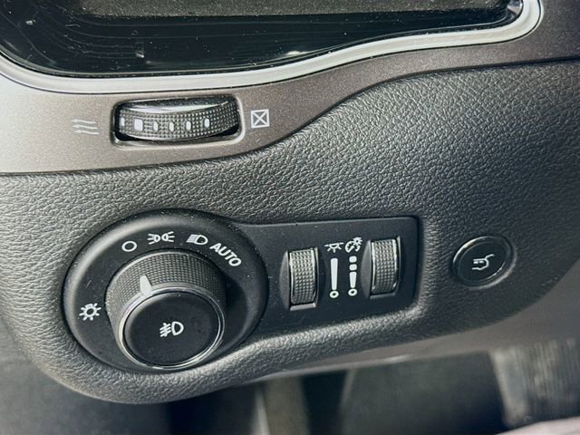 Used 2019 Jeep Cherokee Limited image 11