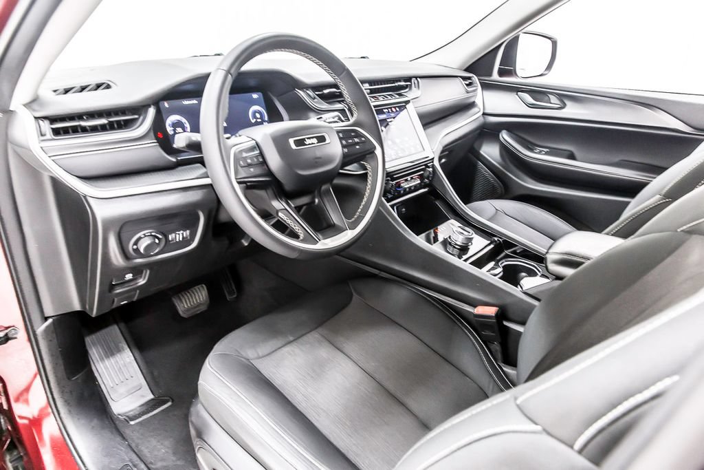 Used 2023 Jeep Grand Cherokee Laredo AWD/4WD image 26