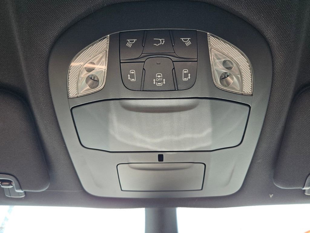 Used 2025 Chrysler Voyager LX image 20