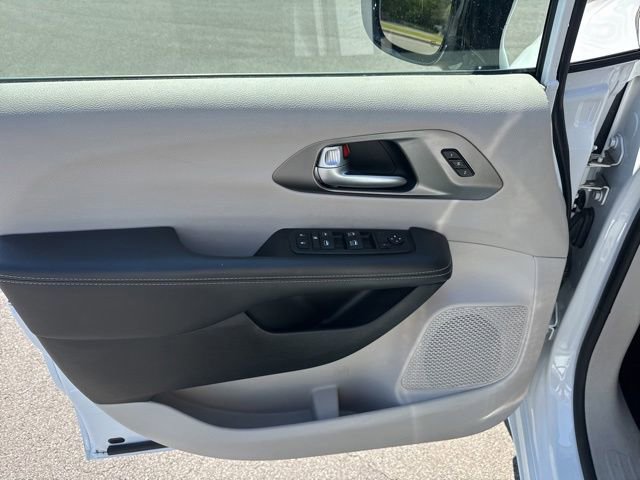 Used 2024 Chrysler Pacifica Touring-L FWD image 14