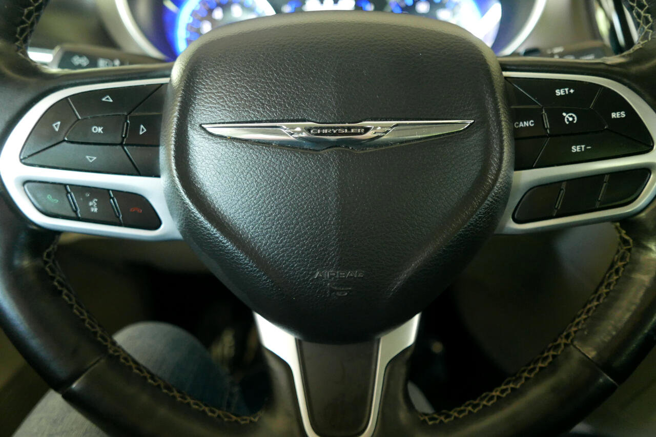 Used 2022 Chrysler Voyager LX image 18