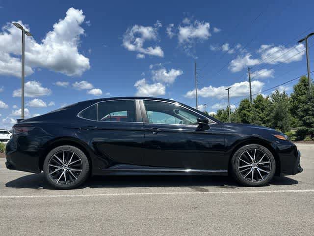 Used 2021 Toyota Camry SE w/ Cold Weather Package FWD image 3