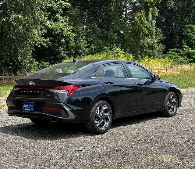 Certified 2025 Hyundai Elantra Limited FWD image 9