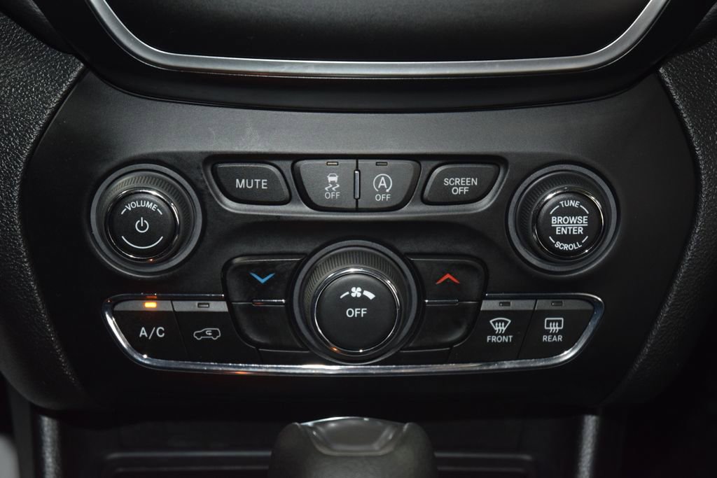 Used 2019 Jeep Cherokee Latitude w/ Cold Weather Group image 30