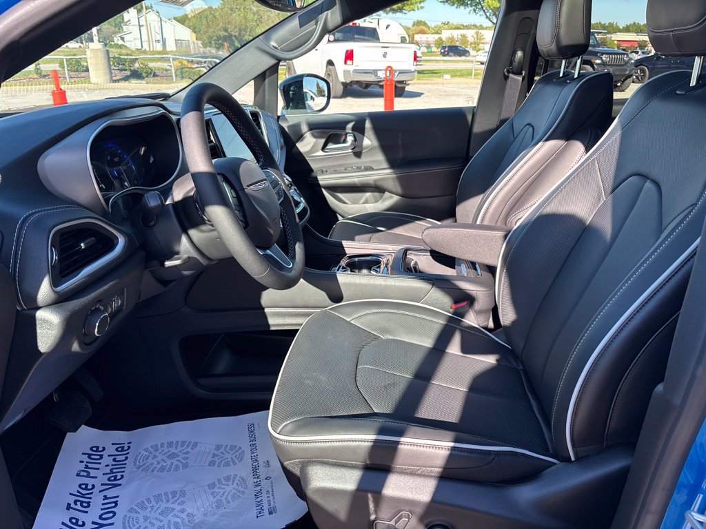 New 2027 Chrysler Pacifica Limited FWD image 34